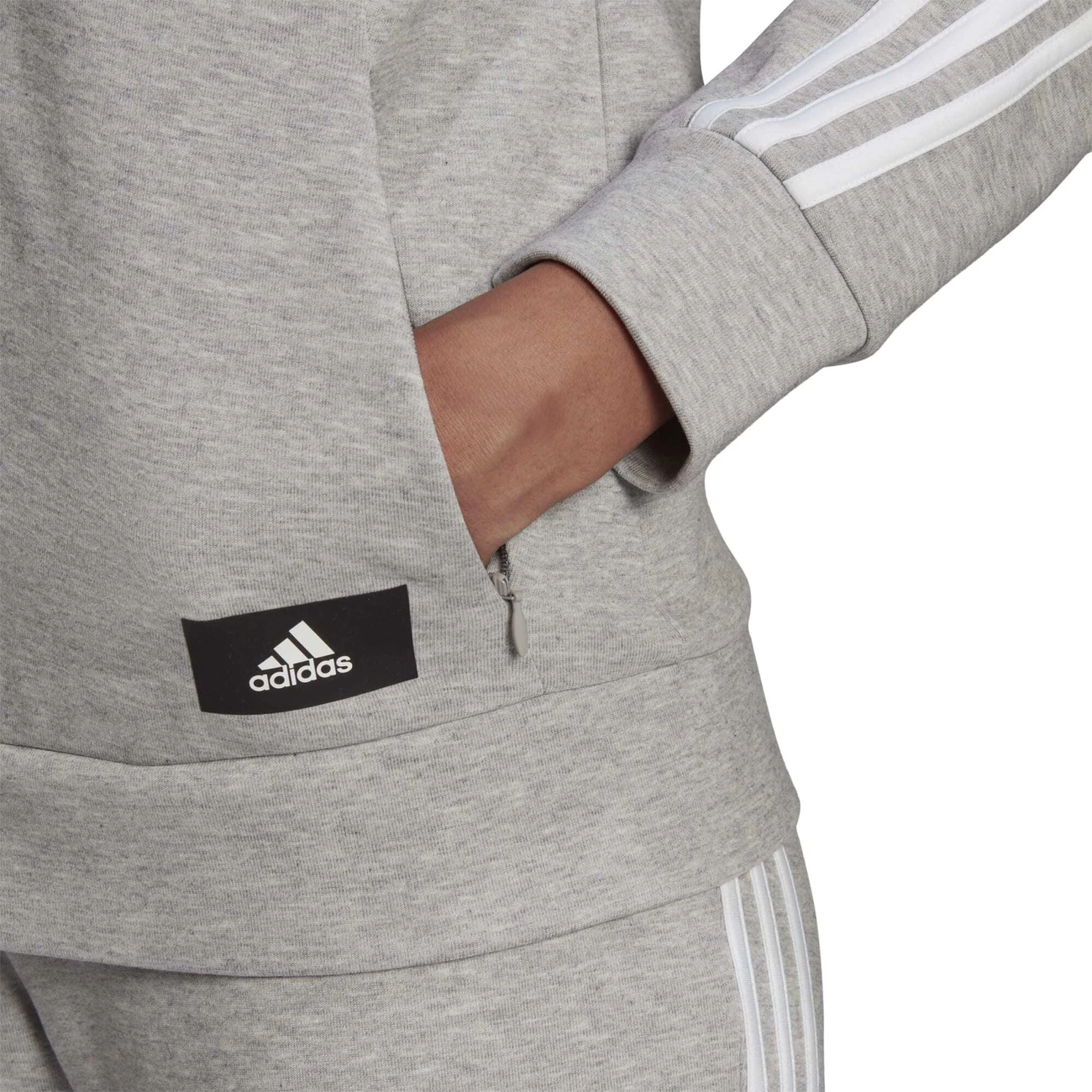Acheter ✨ Mode- Lifestyle Femme Adidas Veste De Survêtement À 3 Bandes Femme Adidas Sportswear Future Icons GRIS ???? 6 Acheter ✨ Mode- Lifestyle Femme Adidas Veste De Survêtement À 3 Bandes Femme Adidas Sportswear Future Icons GRIS ???? – Image 4